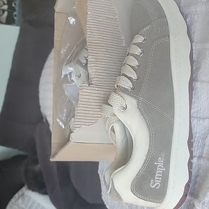 SIMPLE New in box Men Sneaker size 8.5 Olive